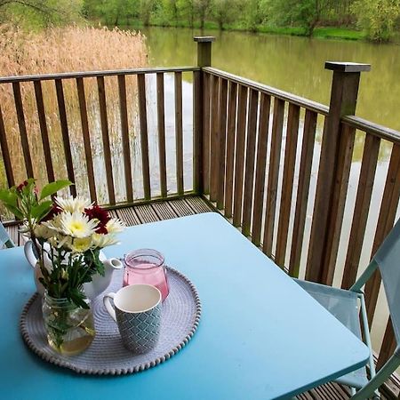 Vila Lakeside Cabin On Stilts- 'Kingfisher' Rous Lench Exteriér fotografie