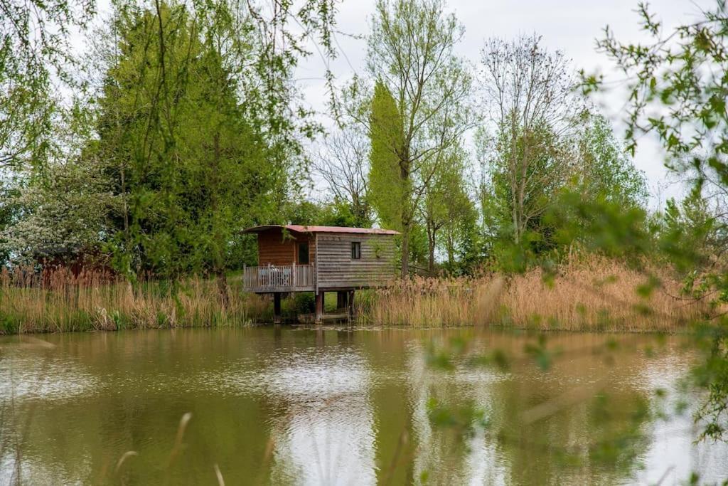 Vila Lakeside Cabin On Stilts- 'Kingfisher' Rous Lench Exteriér fotografie