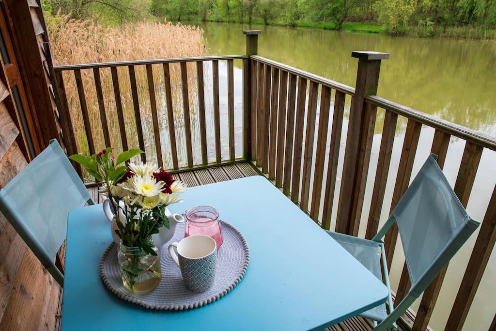 Vila Lakeside Cabin On Stilts- 'Kingfisher' Rous Lench Exteriér fotografie